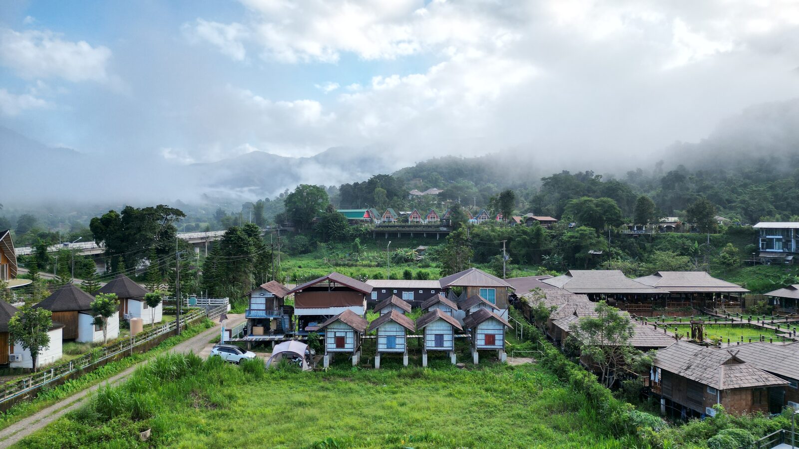 วิวมุมสูงนาสะปัน โฮมสเตย์ ท่ามกลางสายหมอกและภูเขา บ้านสะปัน บ่อเกลือ น่าน